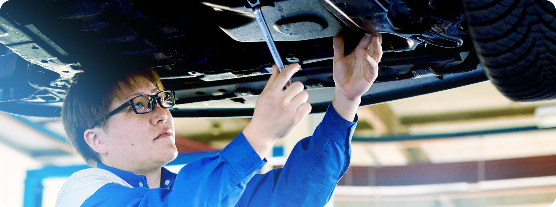 車を整備する男性