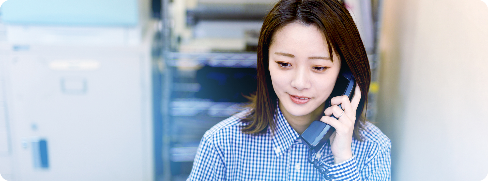 電話をする女性